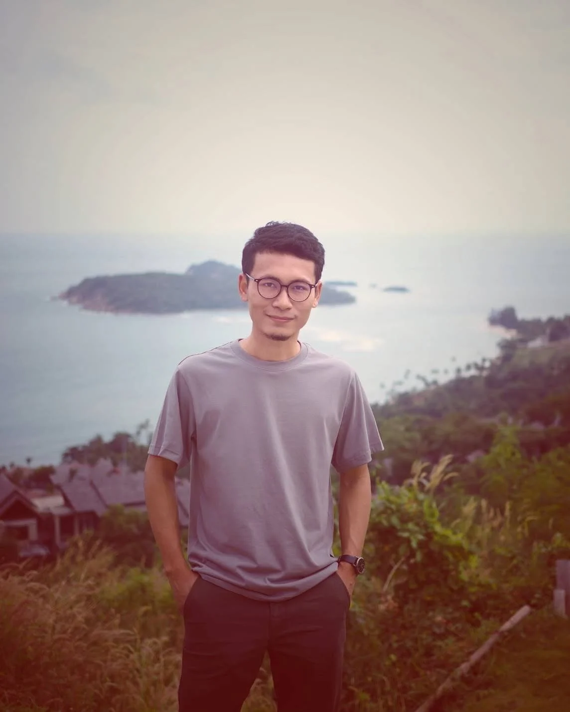 เชฟสน (Son) ยืนถ่ายภาพริมทะเล