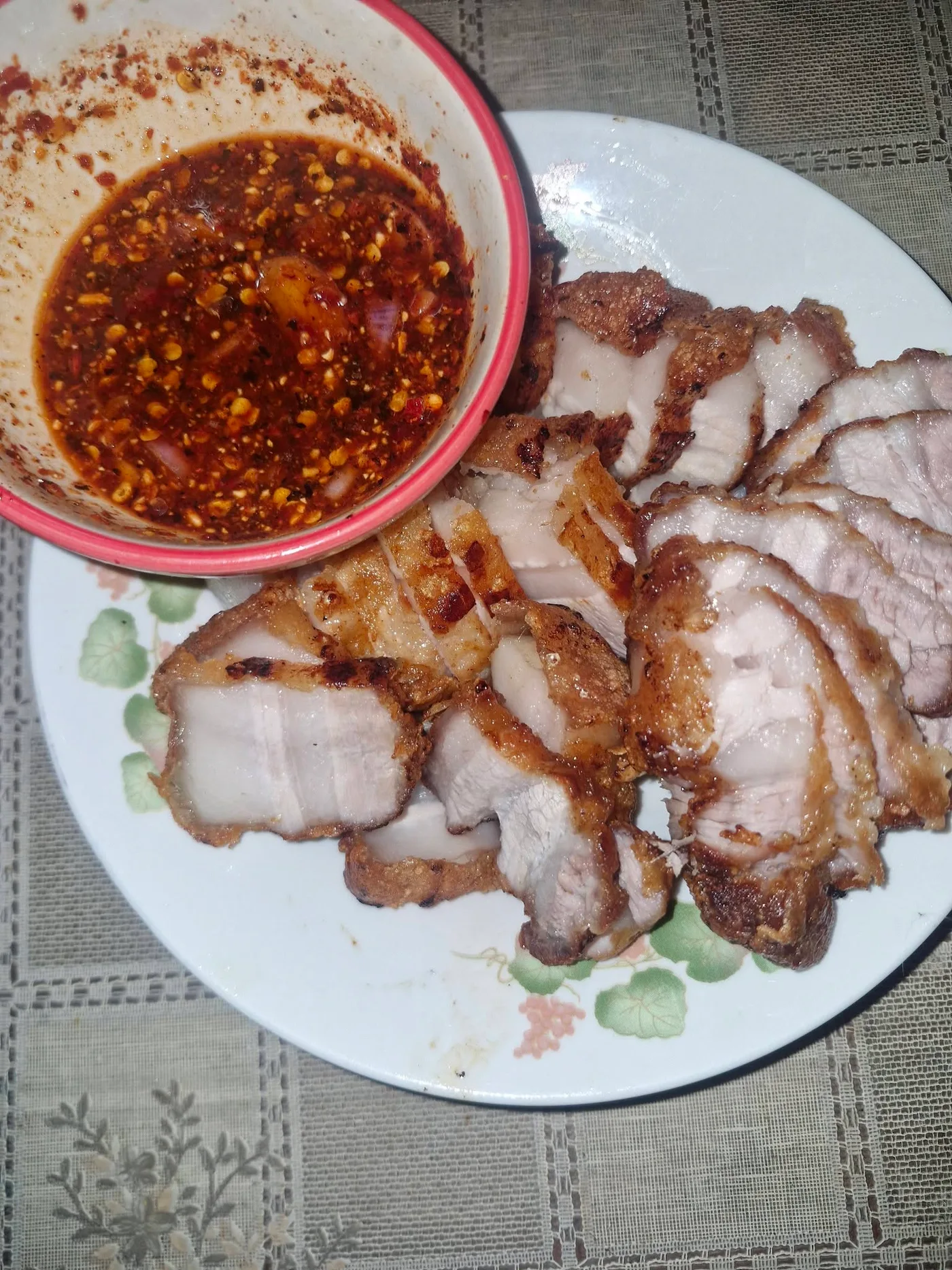 สามชั้นทอดน้ำปลาหั่นชิ้นบนจาน เสิร์ฟกับน้ำจิ้มแจ่ว