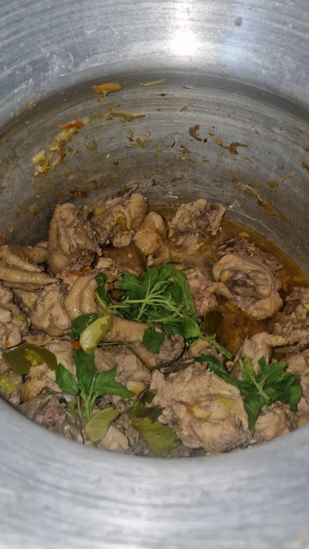 ไก่ใต้น้ำในหม้อพร้อมสมุนไพร