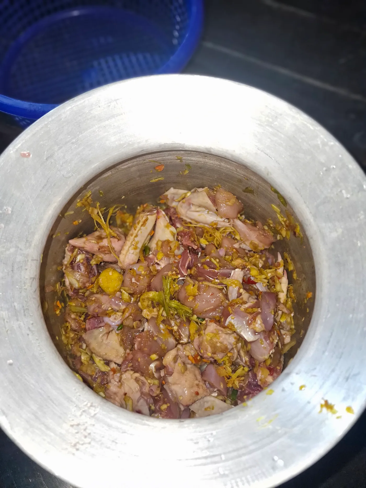 ไก่คลุกเครื่องสมุนไพรในหม้อก่อนปรุง