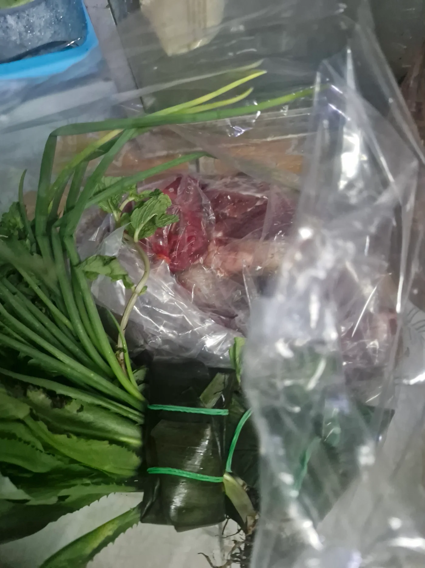 เนื้อและผักสมุนไพรที่เตรียมไว้