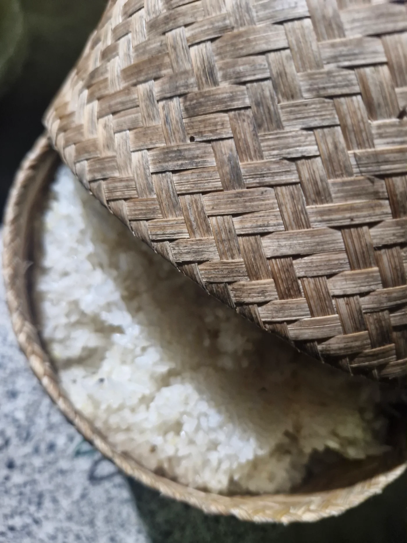 ข้าวเหนียวในกระติบที่เตรียมไว้สำหรับมื้อนี้