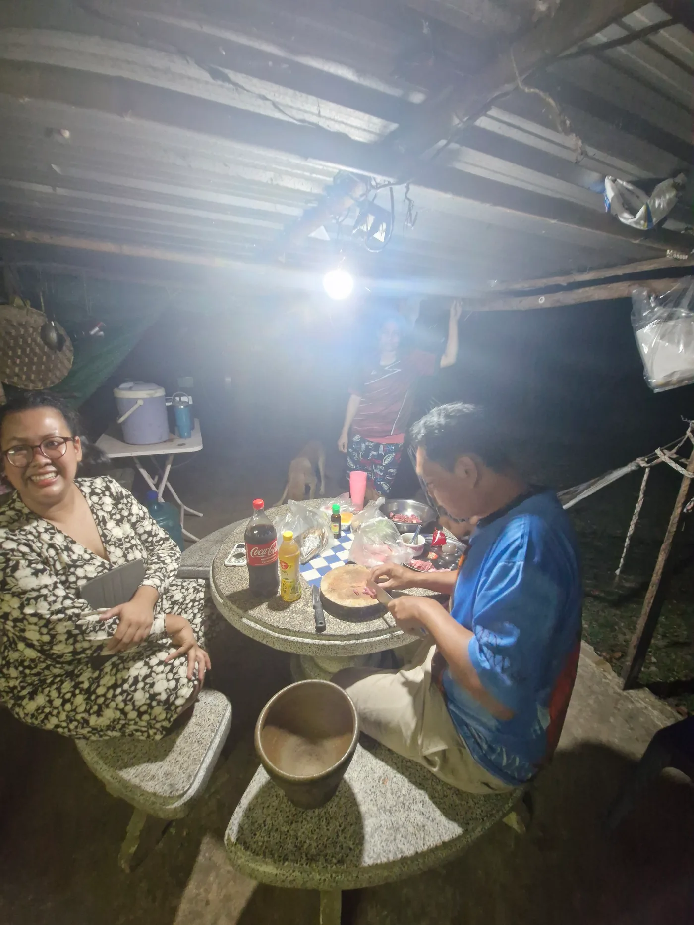 บรรยากาศนั่งกินอาหารร่วมกันที่โต๊ะ